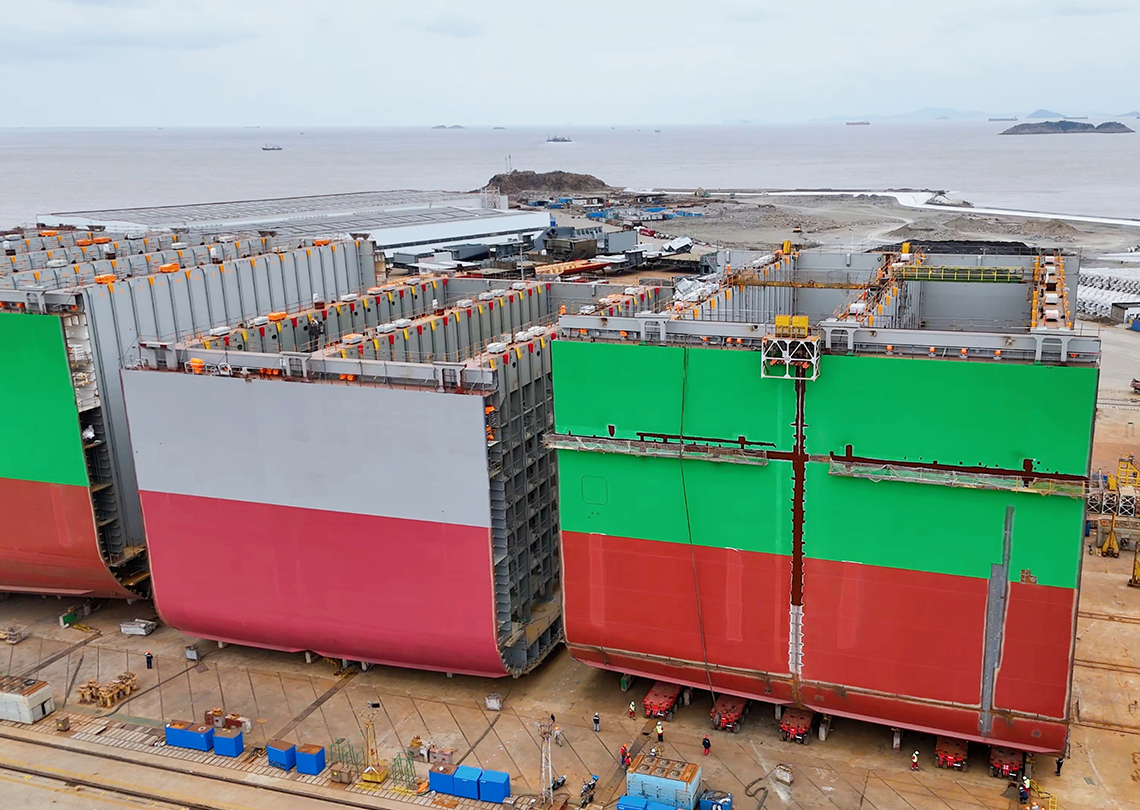 两件总重超8000吨巨型船舶分段移运项目